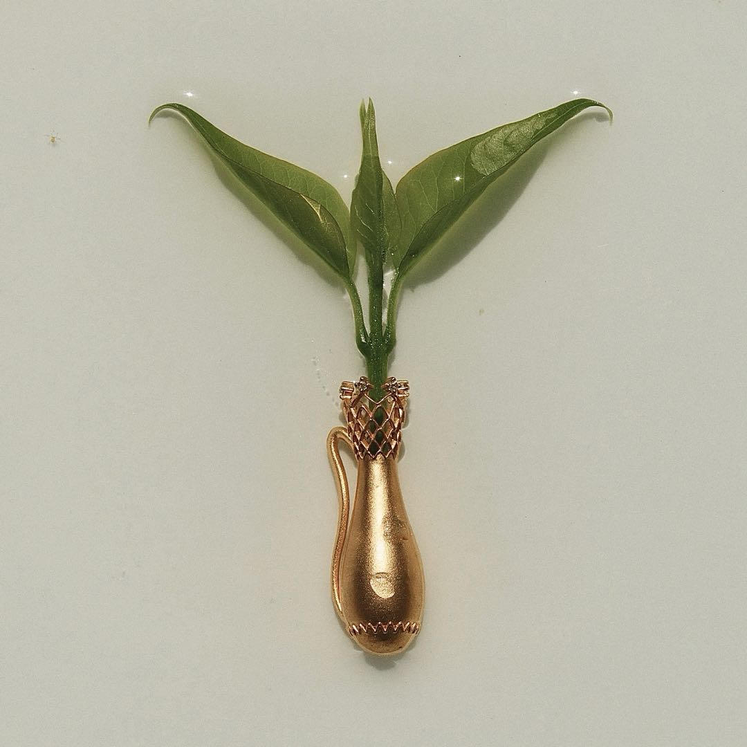 Yiru.jewellery Queen of Cups pendant featuring a detailed card-inspired design on a silver chain.