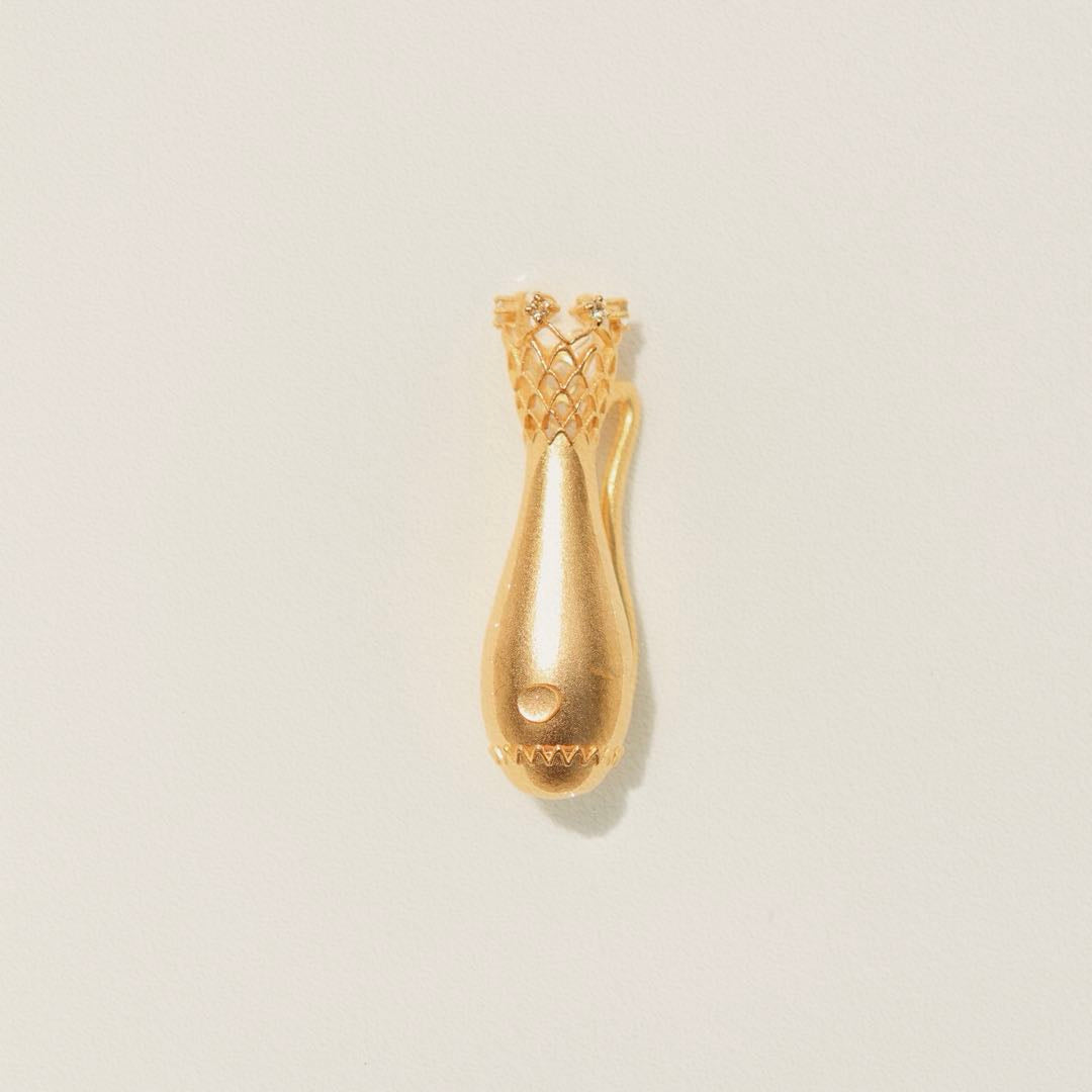 Yiru.jewellery Queen of Cups pendant featuring a detailed, artistic design in silver with gemstone accents on a chain.