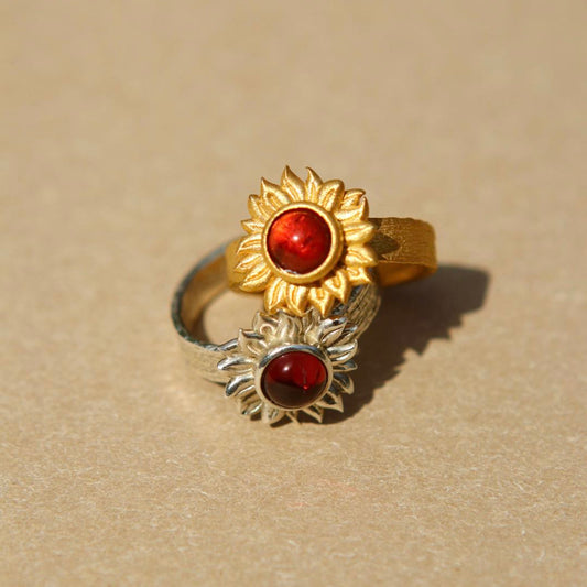 Yiru.jewellery Queen of Wands sunflower ring featuring a detailed sunflower design in gold-tone metal.