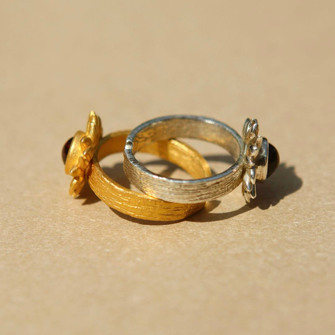 Yiru.jewellery Queen of Wands sunflower ring featuring a detailed gold-tone sunflower design on a band.