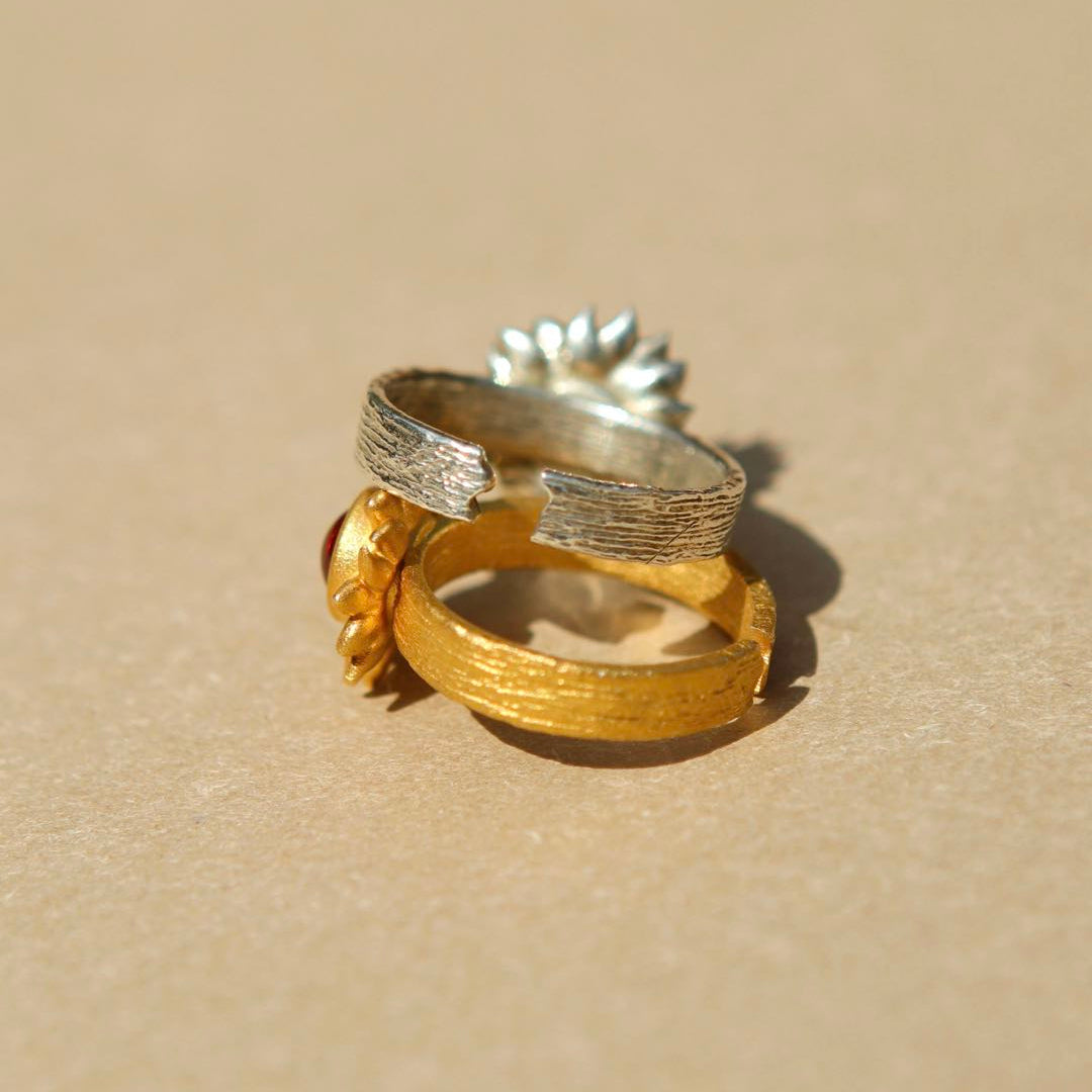 Yiru.jewellery Queen of Wands sunflower ring featuring a detailed sunflower design on a silver band.