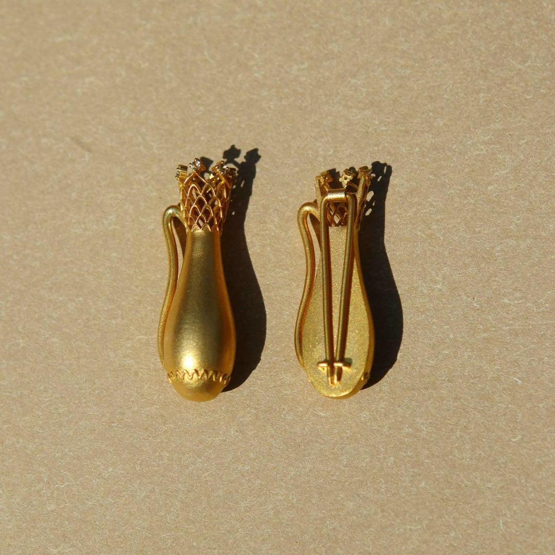 Yiru.jewellery Queen of Cups pendant with intricate design, featuring a detailed card motif on a silver chain.