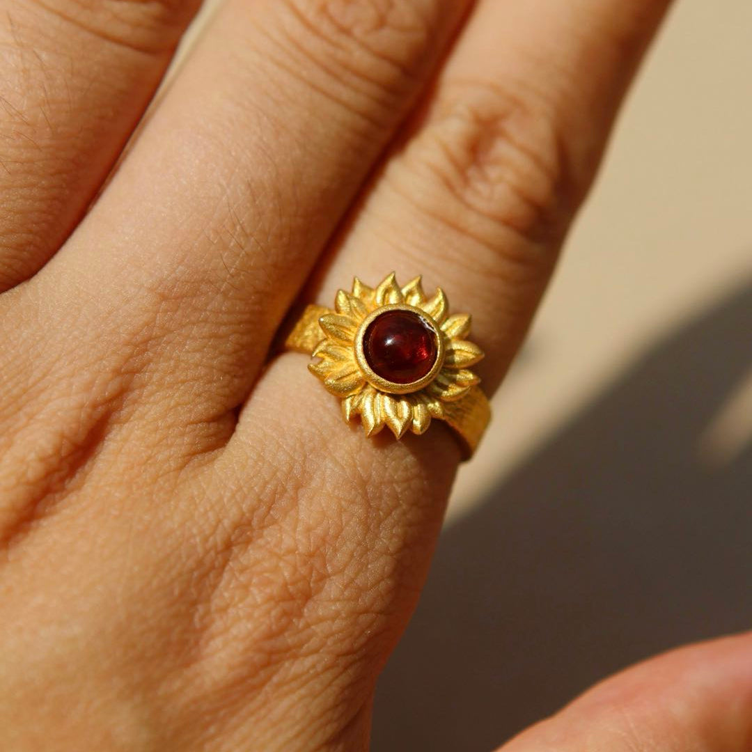 Yiru.jewellery Queen of Wands sunflower ring featuring a detailed sunflower design in gold-tone metal.