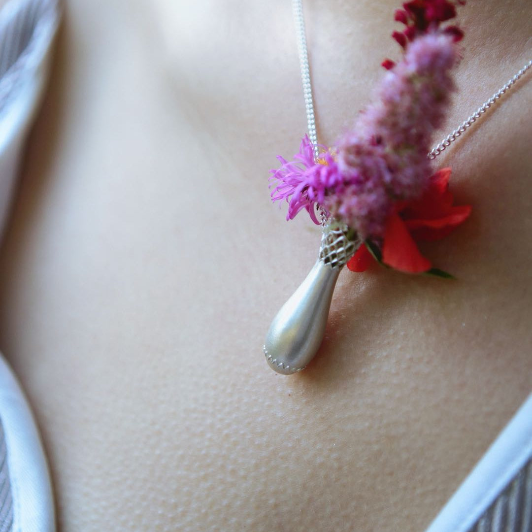 Yiru.jewellery Queen of Cups pendant featuring a detailed, elegant card-inspired design on a silver chain.