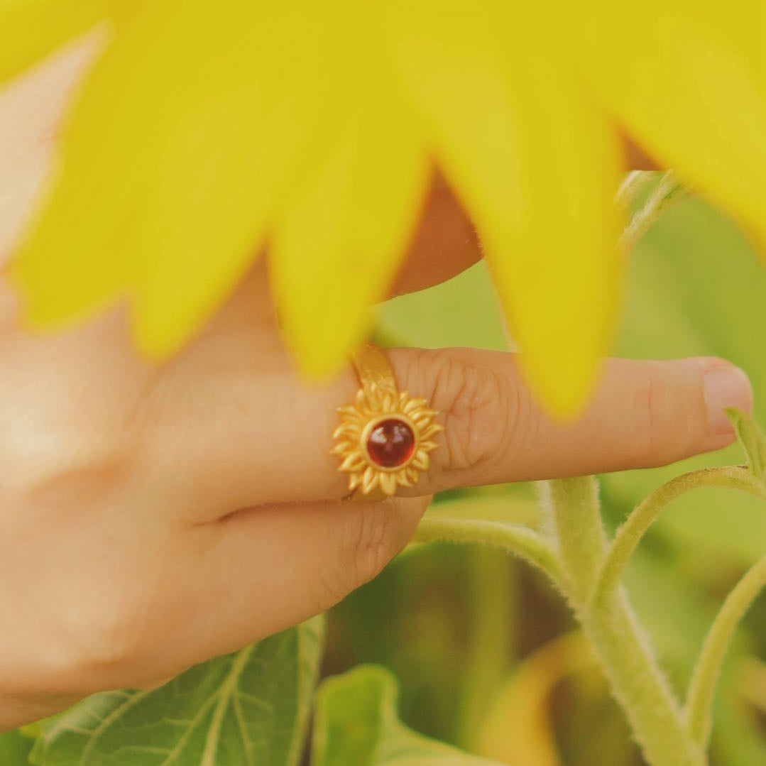 Yiru.jewellery Queen of Wands sunflower ring with gold-tone band and detailed sunflower design on a white background