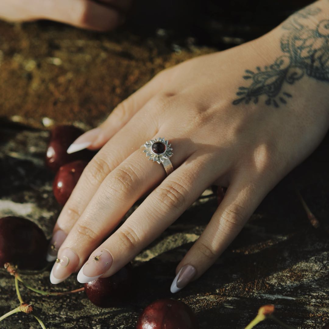 Yiru.jewellery Queen of Wands sunflower ring featuring a detailed sunflower design in gold-tone metal.